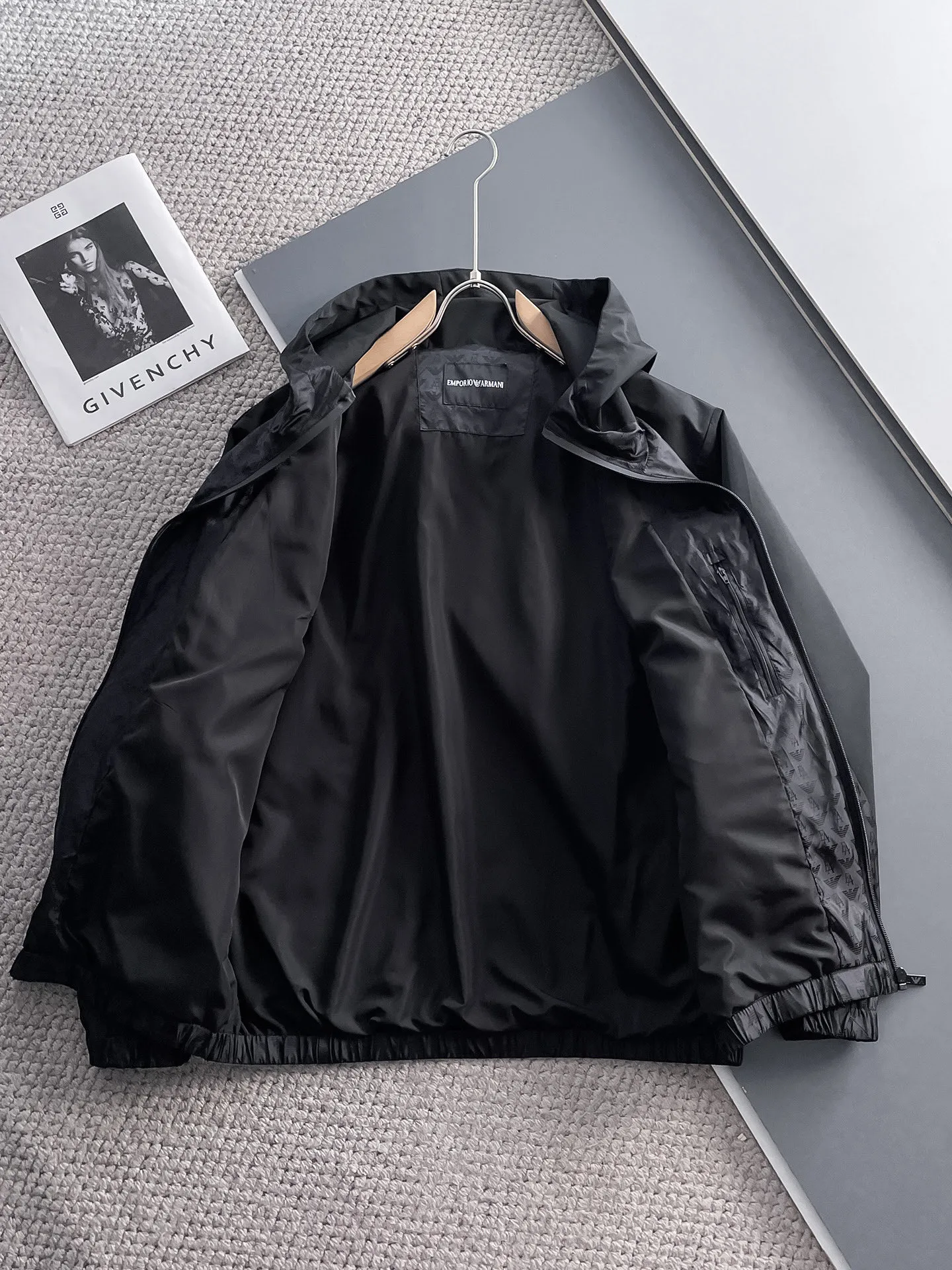 Armani official website Same Style, complete with three labels, on sale in advance. 2026 Autumn and Winter New Arrival men's jacket, Original with complete three labels, Premium version. Custom-made fabrics at the counter. Breathable, high comfort, impeccable details, brand element design concept, reflecting high quality. It feels delicate and soft, presents a casual cut, and has a great upper body shape. Sizes: M～3XL,